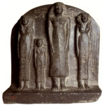 Групповая статуя Ух-хотепа с женами и дочерью