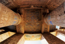 Поминальный храм Рамсеса III: декор колонн и перекрытий второго двора