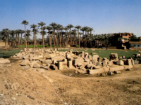 Остатки гипостиля Рамсеса II и западного пилона храма Птаха