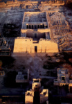 Вид сверху на поминальный храм Рамсеса III (с востока на запад)