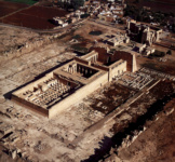 Вид сверху на поминальный храм Рамсеса III (с запада на восток)