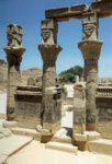 Храм Исиды, киоск Нектанеба, «хатхорические» колонны