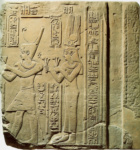 Рельеф из храма с изображением Птолемея VIII и его супруги Клеопатры, совершающими жертвоприношение божеству