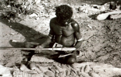 Изготовление копья с каменным наконечником, найденным при раскопках в Нгилипидьи