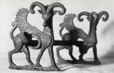 Псалии из Луристана, оформленные изображением крылатых горных козлов