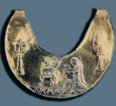 Серебряное нагрудное украшение со сценой жертвоприношения из Топрахкале