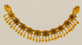 Ожерелье с зерновидными подвесками и звеньями с завитками и розетками