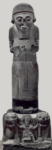 Статуя бога на постаменте с фигурами львов из Сам аля