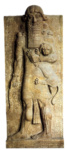 Барельеф с изображеним мужчины (Гильгамеша), держащего в руках львенка и нож