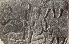 Позднехеттский или сиро-хеттский рельеф ассиризирующего стиля из Кархемиша. Герой типа Гильгамеша с дикими животными