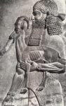 Царь Саргон II, несущий жертвенного теленка. Фрагмент рельефа из дворца в Дур-Шаррукине