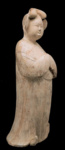 Фигура женщины со сложенными на груди руками