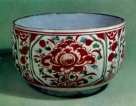Чаша с изображением цветов лотоса и пиона в фестончатых полях