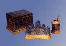 Письменный прибор (слева направо): сосуд для воды и черпак, подставка для кистей и коробка для палочек туши