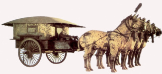 Упряжка бронзовых лошадей и колесница