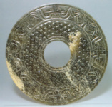 Ритуальный диск би с маской животного и змеевидным орнаментом