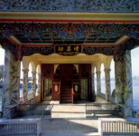 Открытая галерея с видом на озеро. Ансамбль загородного императорского дворца Ихэюань