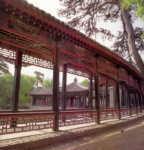 Крытая галерея в саду. Ансамбль загородного императорского дворца Ихэюань