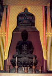 Алтарь со статуей Будды, в храмовом комплексе. Ансамбль загородного императорского дворца Ихэюань