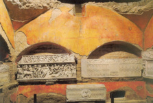 Ватиканский некрополь. Мавзолей Z, Египетский. Аркосолии и саркофаги