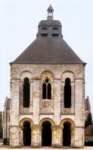 Церковь аббатства Сен-Бенуа в Сен-Бенуа-сюр-Луар. Вид нартекса с башней в преддверии храма
