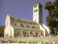 Церковь приората Сен Мартен в Шепез. Вид на неф и башню с юго-запада