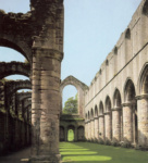 Аббатство Фаунтейн, бывший цистерцианский монастырь. Развалины монастырской церкви