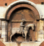 Палаццо делла Раджоне. Статуя всадника