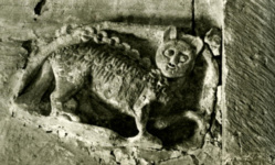 Рельеф на северной стене напротив апсиды: кошка (лев?) на цепи