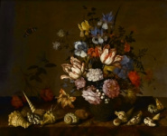 Ваза с цветами и раковины на полочке
