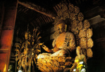 Скульптура дхьянибудды Вайрочаны в окружении мандорлы, где в большом количестве обретаются буддабимбы, то есть различные проявления дхьянибудды