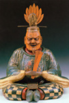 Будда, одетый в традиционную для человека высокого положения шляпу с плюмажем и держащий в руках веер