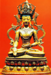 Скульптура сидящего Ратнасамбхавы, одного из пяти духовносущностных дхьянибудд, которые представляют воплощения Адибудды