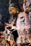 Рельеф с изображением множества будд с отчетливо китайской внешностью и буддийских сценок, украшающих наружные стены пещерного храма