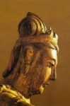 Скульптура Гаутамы Будды с прической, напоминающей слегка отклоненную назад раковину улитки