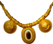Ожерелье, украшенное буллами и ониксом. Фрагмент