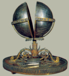 Серебряная подставка для Корана в форме глобуса