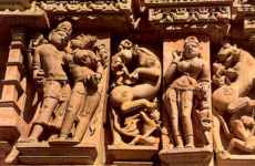 Скульптура из джайнского храма Кхаджурахо. Майтхуна и образ женщины, подводящей глаза сурьмой