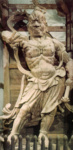 Статуя божественного стража Нио